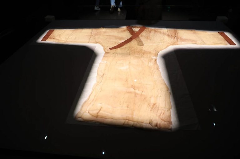 衣冠王国的一缕底色：从马王堆出发，探寻西汉汉服的礼仪与制式